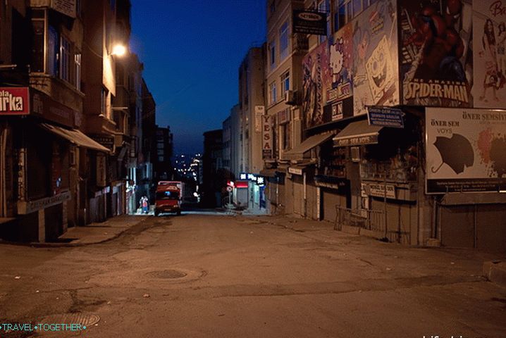Večer v centru Istanbulu.