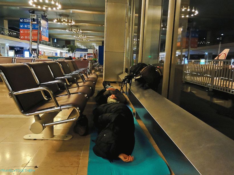 Přes noc na letišti v Paříži Orly.