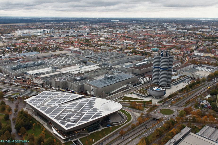 Pohled z olympijské věže. Moderní Mnichov.