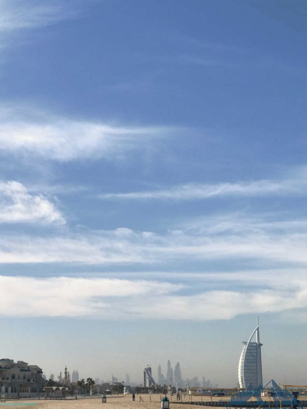 Pláž v Dubaji s výhledem na Burj Al Arab