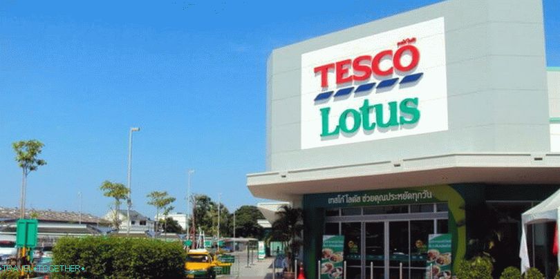Nakupování v hypermarketu Tesco Lotus v Phuketu