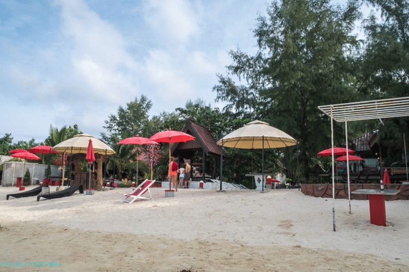 Procházíme letoviskem Phangan Cove, dostaneme se na pláž Shritan.