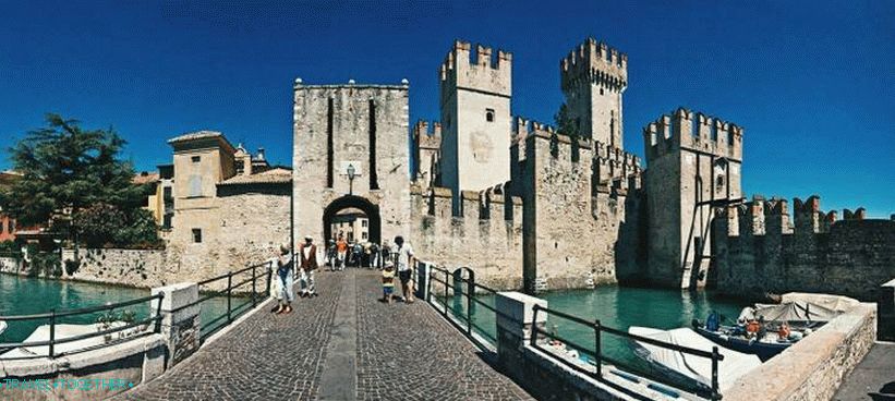 Most přes jezerní kanál v Sirmione