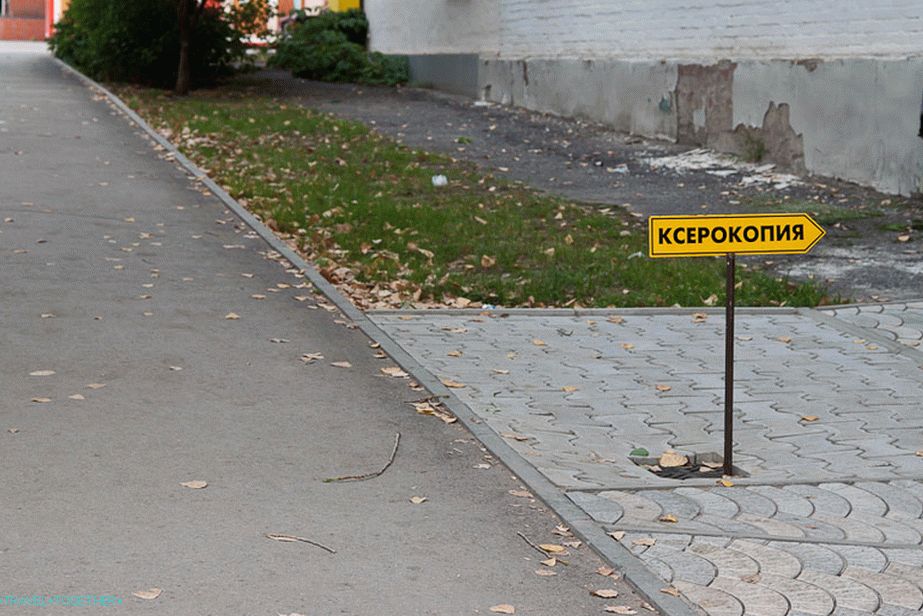 Rozhodně neprojdeš, aniž si všimne jmenovky.