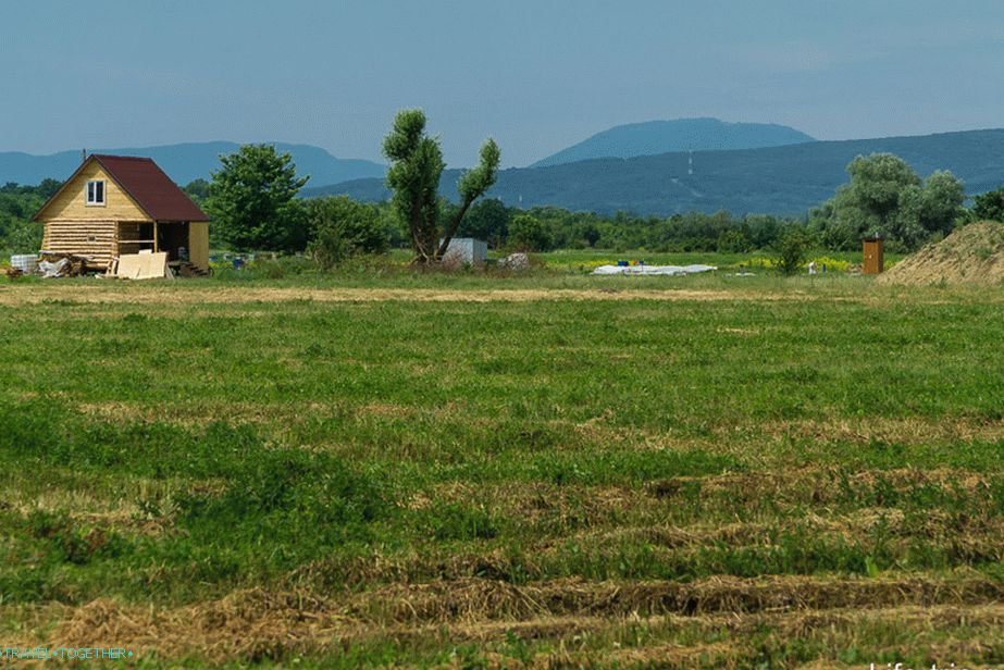 Terén v Ecovillage zdravé