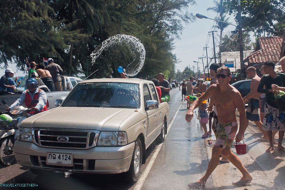Farangi vnímá Songkran jako svou dovolenou