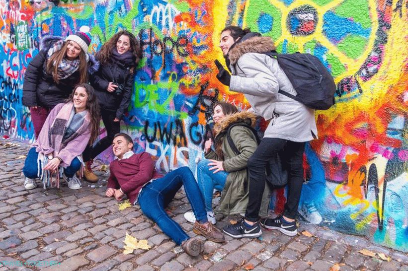 Lennonova zeď v Praze - třicet metrů pouličního umění