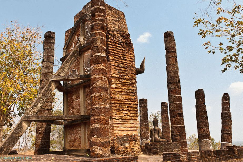 Wat Saphan Hin - zálohuje tak, aby Buddha neklesl