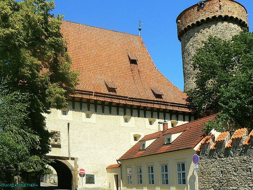 Hrad Kotnov a Bekhinské brány