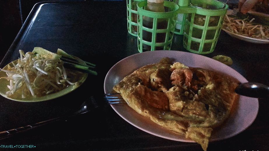 Pad Thai v pouliční thajské kavárně Chiang Mai za 30 bahtů