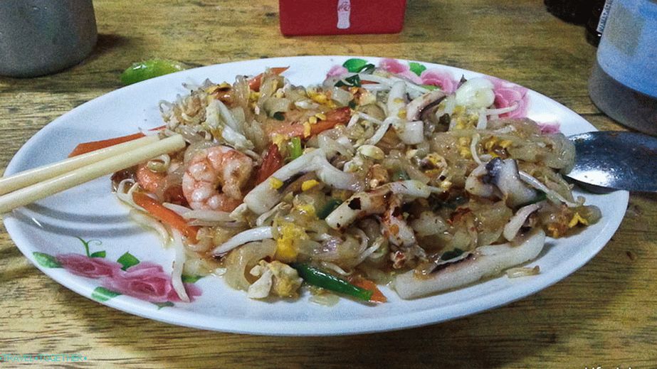 Pad Thai na Koh Chang za 50 bahtů, v nedaleké kavárně, ale již 100 bahtů na pláži