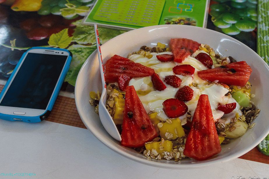 Ovocný salát s müsli
