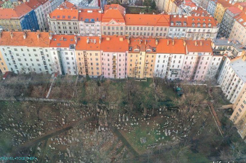 A dole na úpatí hřbitova