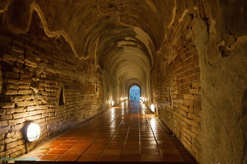 Chrám Wat Umong Tunnel (14)