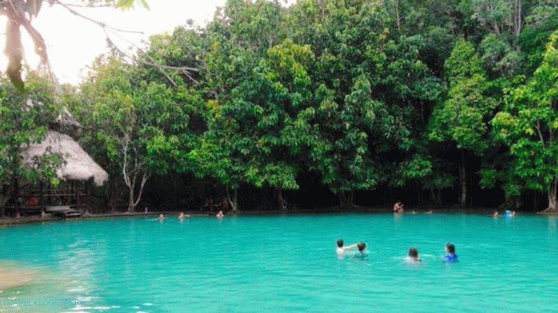 Smaragdové a modré jezero v Krabi