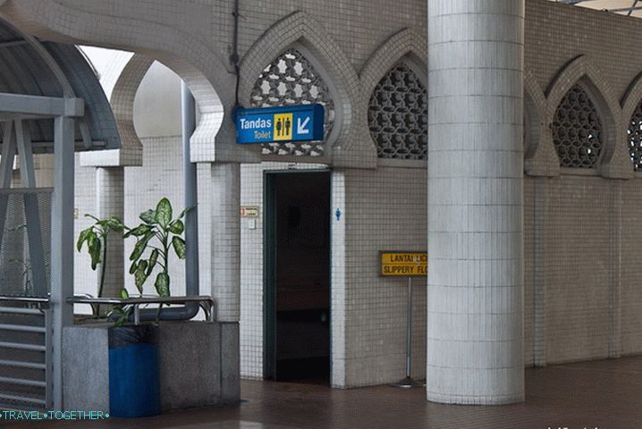 Toalety na stanici KTM Komuter Toalety na stanici KTM Komuter