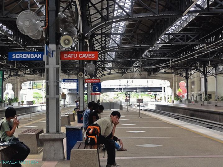 Platforma na stanici KTM Komuter se směrovými značkami Platforma na stanici KTM Komuter se směrovými značkami
