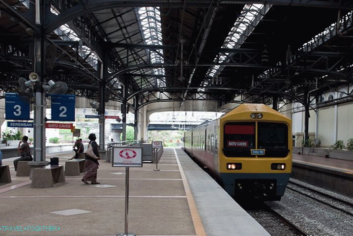 Ukazatele na nástupišti na stanici KTM Komuter Ukazatele na nástupišti na stanici KTM Komuter