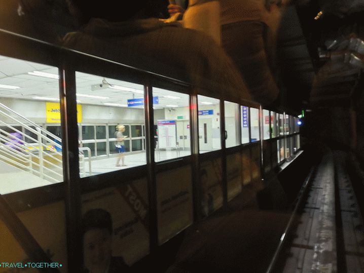 LRT stanice, pohled z vlaku LRT stanice, pohled z vlaku