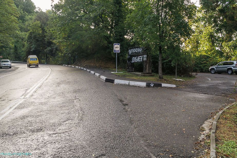 Parkování Volkonosky dolmen u silnice