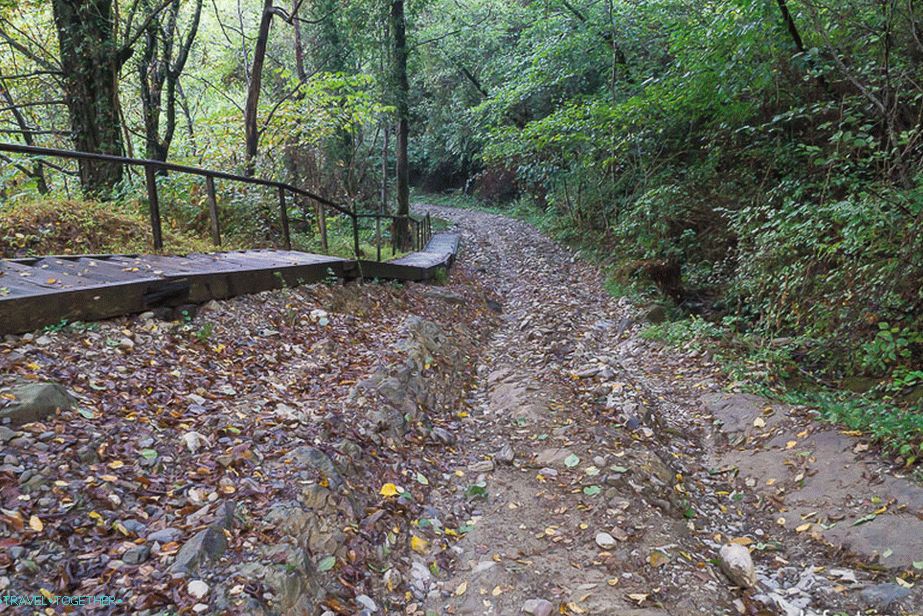 Cesta od parkoviště k dolmenům