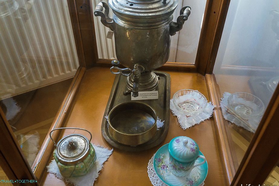 Stoj s několika samovary