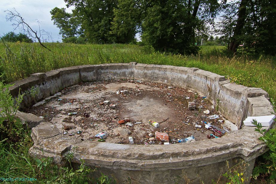 Rybník mezi zámeckým domem a uličkou