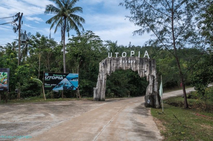 Podepsat Utopia Resort dolů na silnici