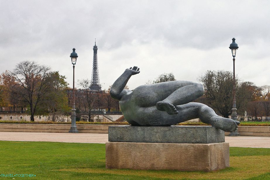 Podivné postavy poblíž Louvru