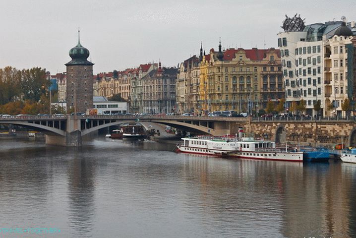 Nábřeží Prahy s cetkami na střeše