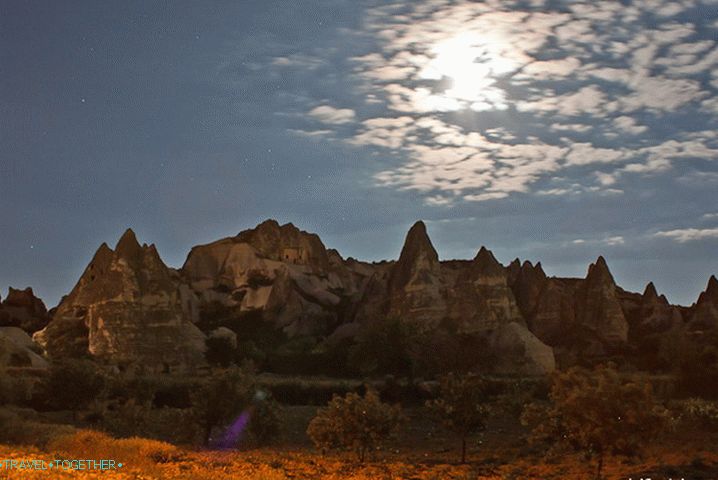 Kappadokie v noci. Goreme.
