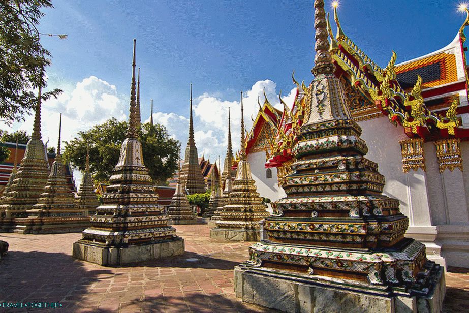 Stupas na pozadí třpytivých střech