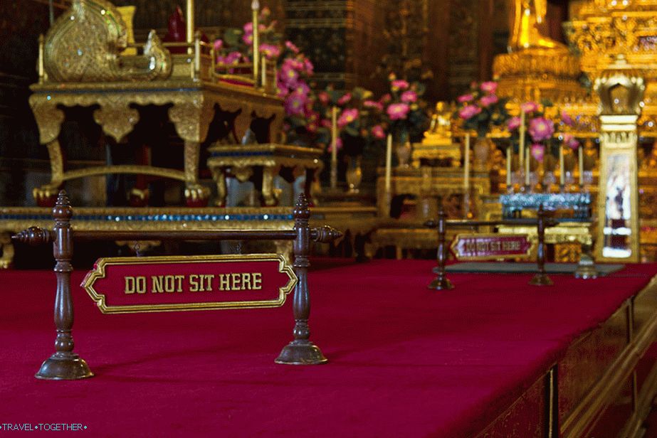 Na molu v chrámu mohou sedět jen mniši.