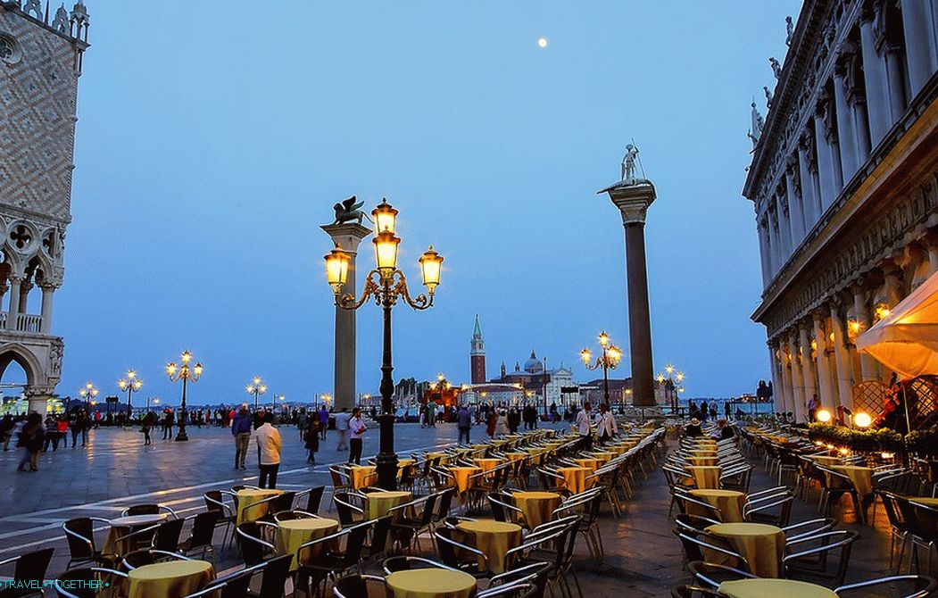 Café na Piazza San Marco v Benátkách
