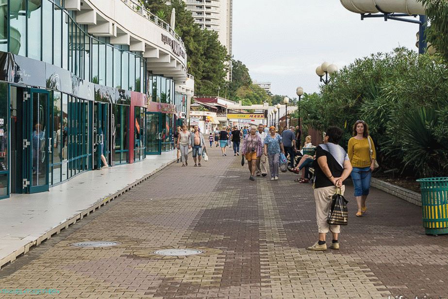 Promenáda se táhne podél celé městské pláže