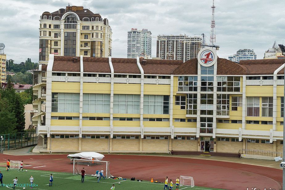 Velká škola se stadionem