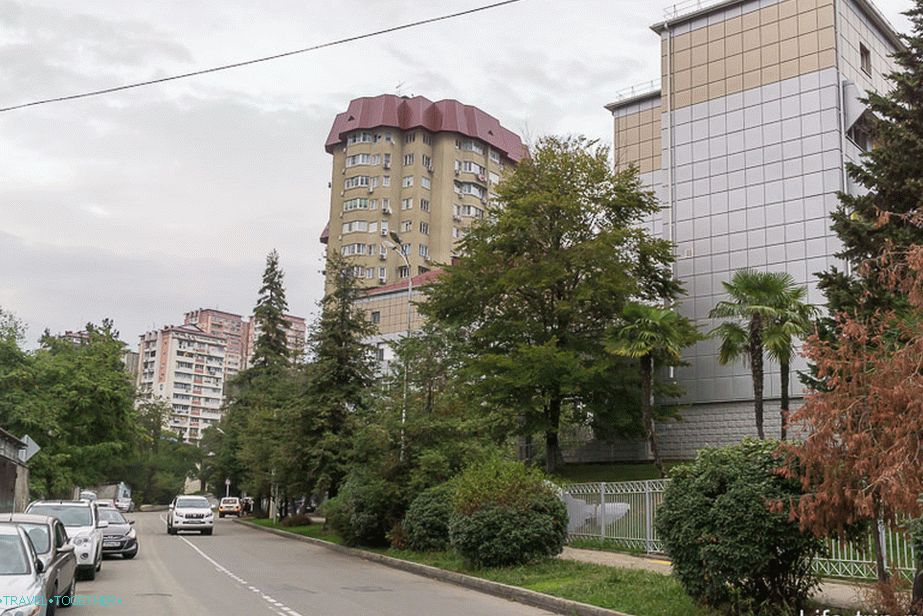 Makarenko. Několik nových domů, staré domy lemované dlaždicemi