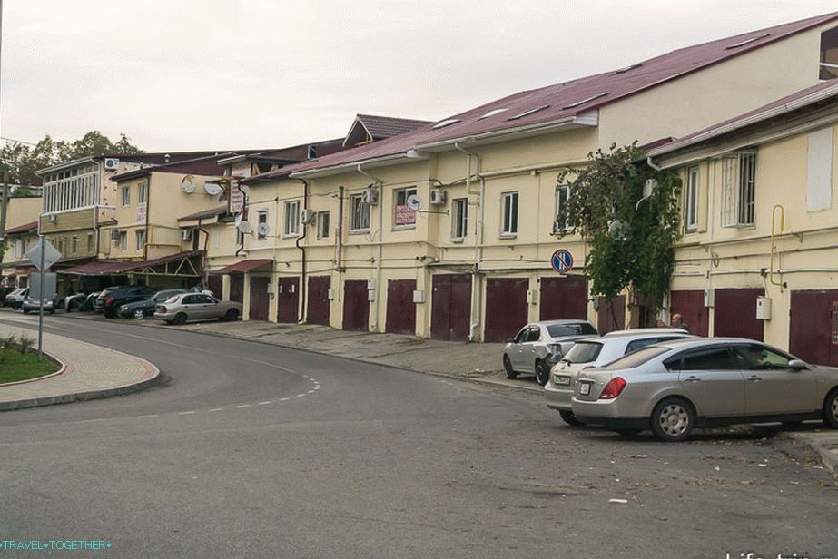 Samostatný příběh - bloky garážové budovy