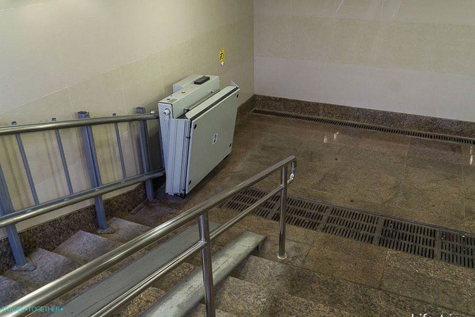 Ve všech podzemních chodbách rampy, aby bylo možné volat