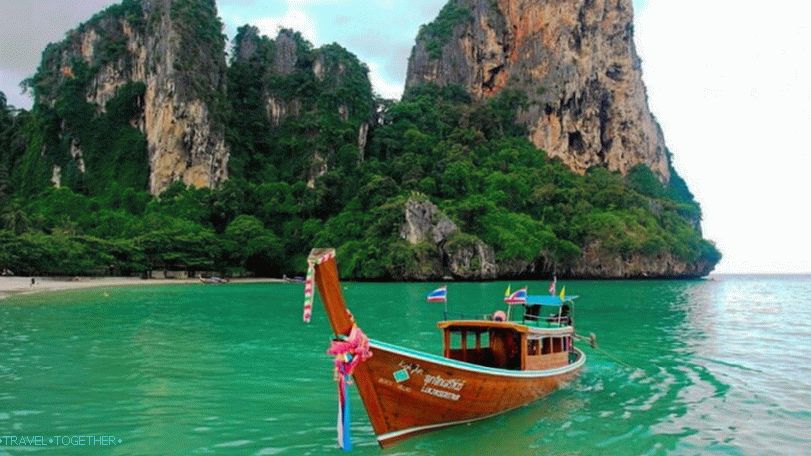Longtail loď v Railay