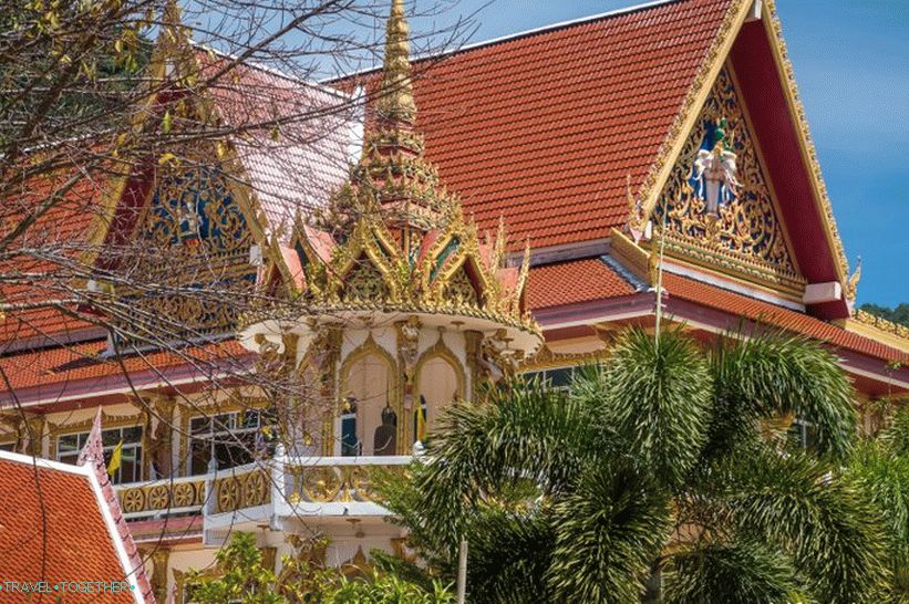Wat Suwankiriket v Phuketu - chrám Karon a noční trh
