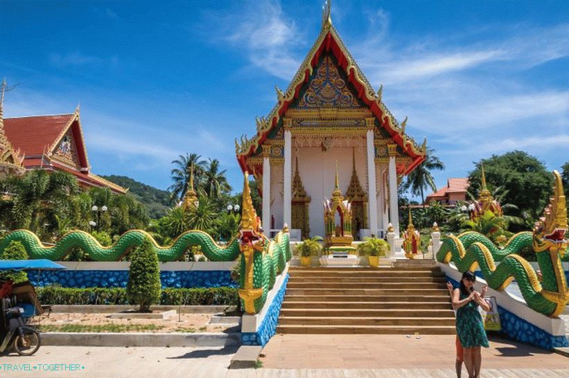 Wat Suwankiriket v Phuketu - chrám Karon a noční trh