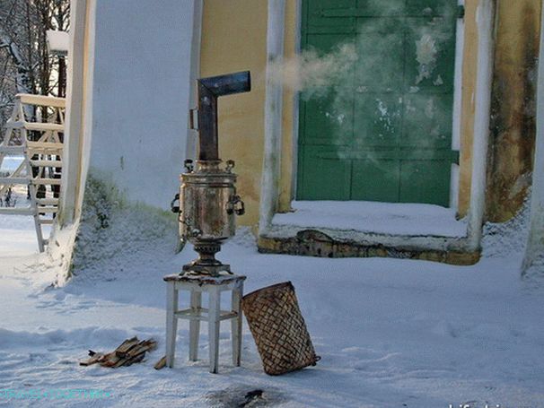 Uglich. Vedle katedrály Proměnění Páně.