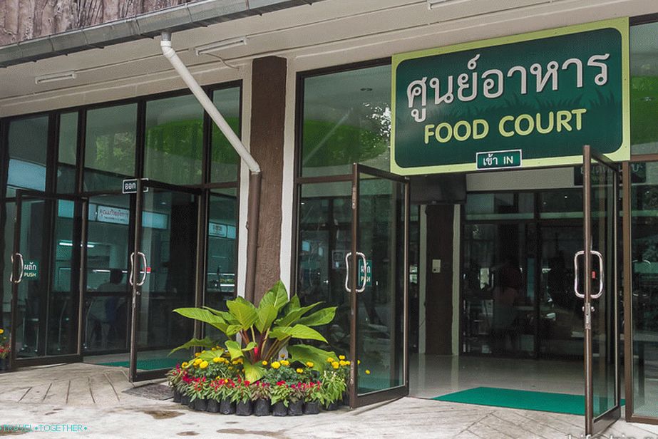 No, samozřejmě, kde bez foodcortu